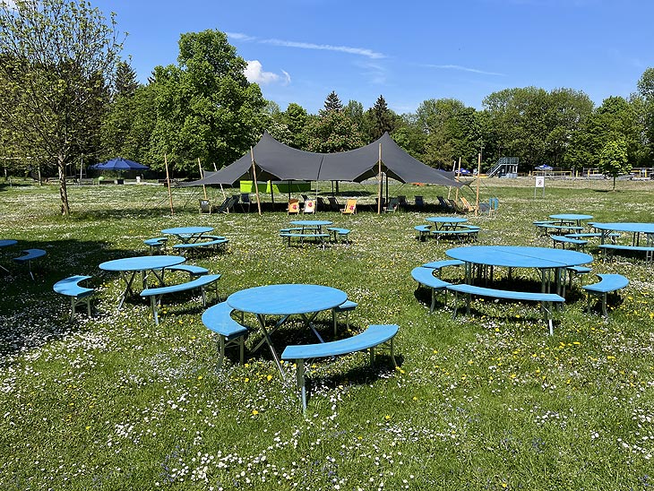 gro&szlig;er Biergarten unter schattigen Zelten und B&auml;umen der Georgenschwaige (&copy;Foto: Martin Schmitz)